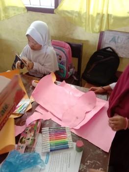 Praktek membuat Topeng oleh siswa kelas 1