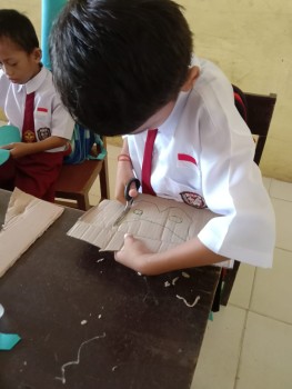 Praktek membuat Topeng oleh siswa kelas 1