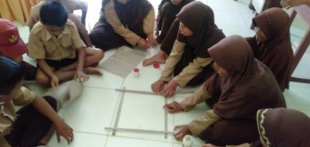 PRAKTEK MEMBUAT HIASAN DINDING TERBUAT DARI KERTAS BEKAS OLEH SISWA KELAS IV