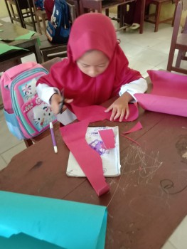 Praktek membuat Topeng oleh siswa kelas 1